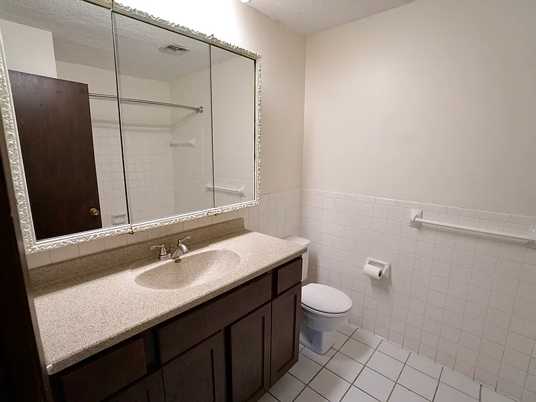 Edina Manor Apartments — Photo 25
