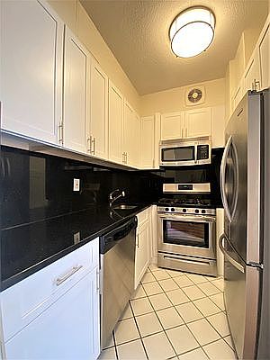 4th image of 303 E 43rd St APT 7