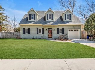 28 Seaman Neck Rd, Dix Hills, NY 11746