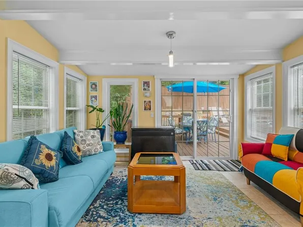 15 Brookdale Rd, North Providence, RI 02904