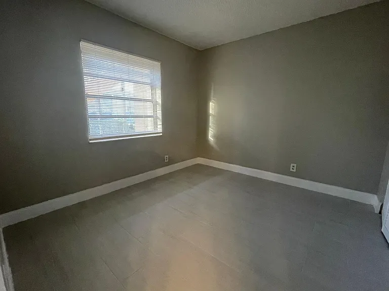 10150 Twin Lakes Dr #4 — Photo 3