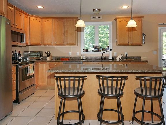 4th image of 358 Lincoln Cir