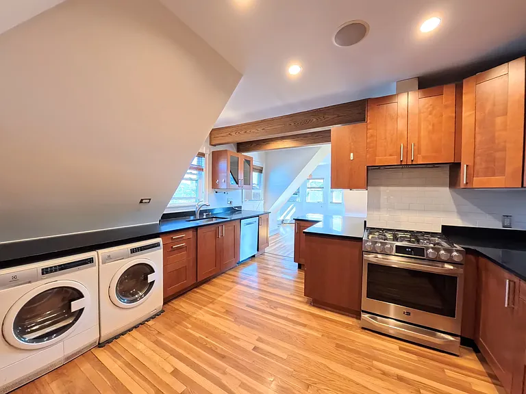 185 Davis Ave #8 — Photo 2