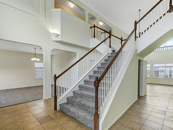 4th image of 1827 Kings Cross Dr