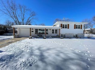 635 S Dymond Rd, Libertyville, IL 60048