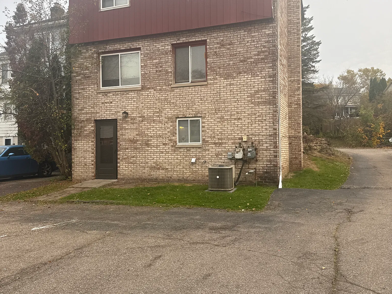 3 bed, 1250 sqft, $1,300 — Photo 2