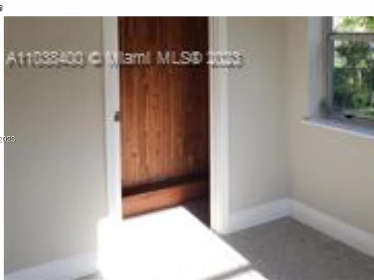 811 S Broadway — Photo 25