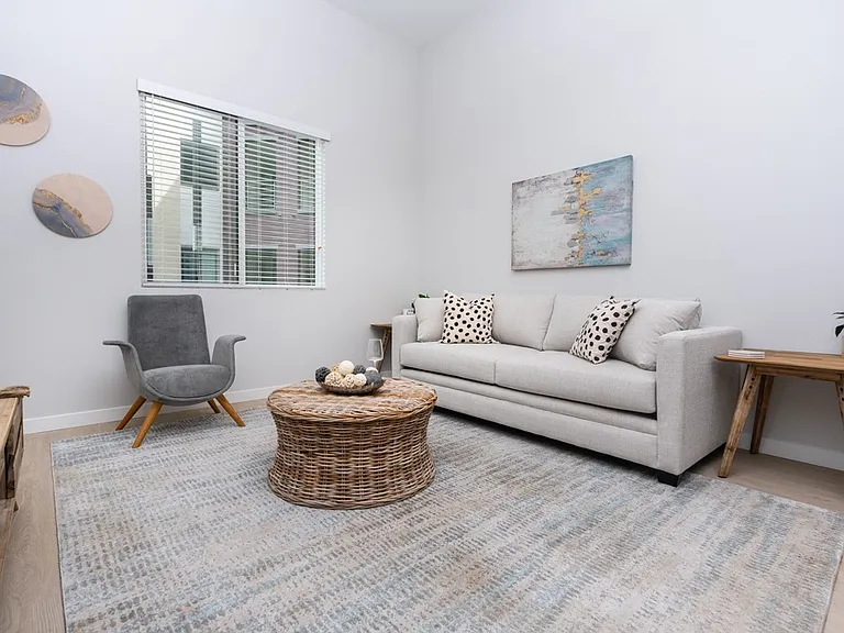 Downtown Ontario Luxury Apartments — Photo 14
