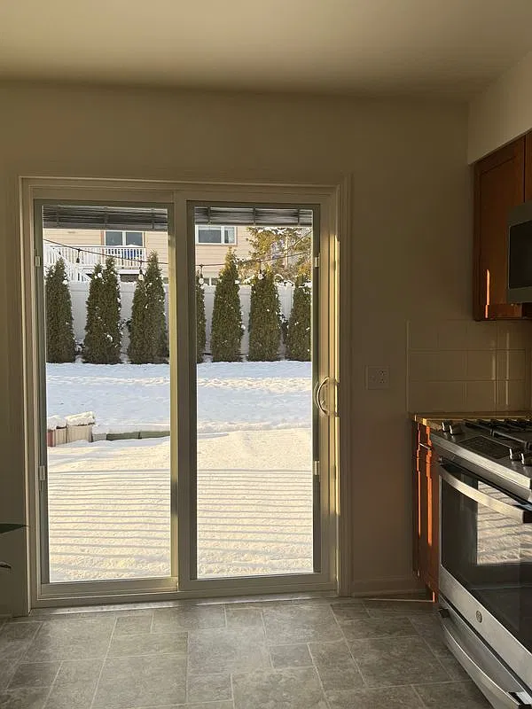 3 bed, 1.5 bath, 1300 sqft, $3,200 — Photo 3