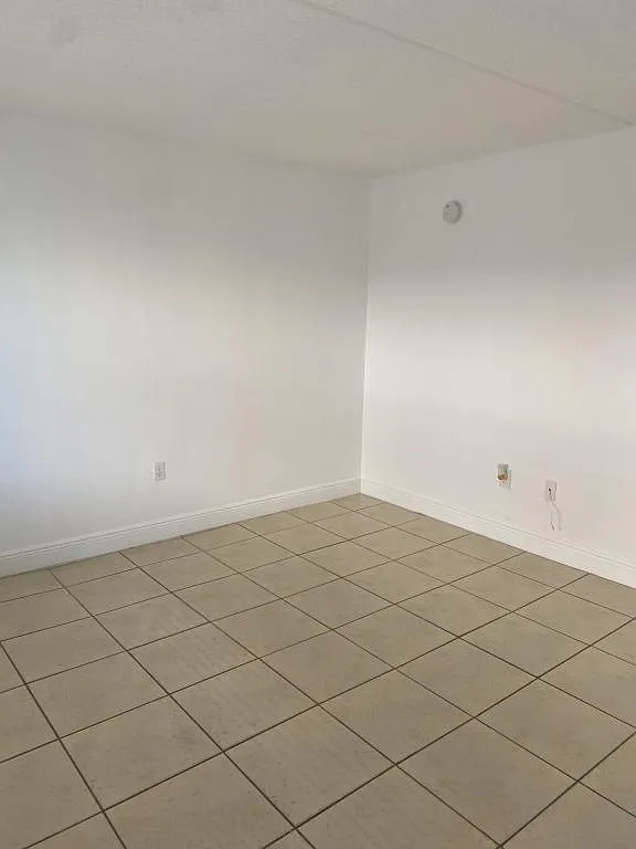 730 Michigan Ct — Photo 2
