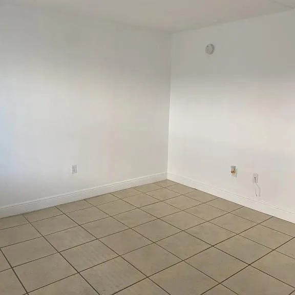 730 Michigan Ct — Photo 2