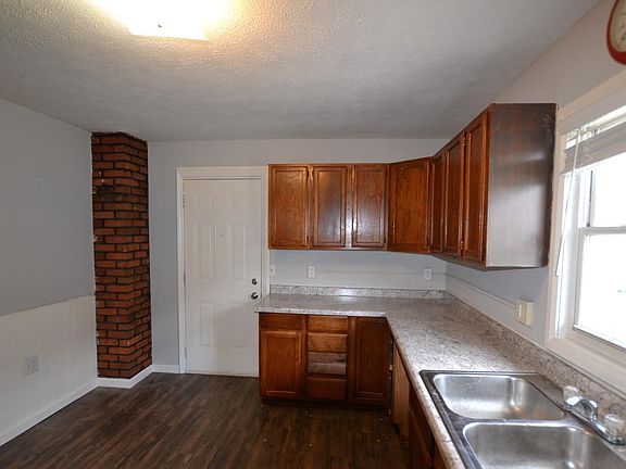 5th image of 1780 E North Broadway St