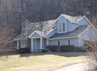 8526 Settlers Ln, Dubuque, IA 52003