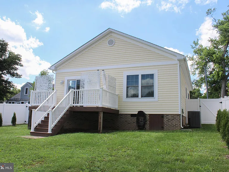 335 S Commerce St — Photo 31