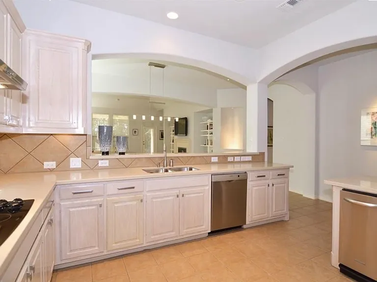 714 Pelican Hills Dr — Photo 17