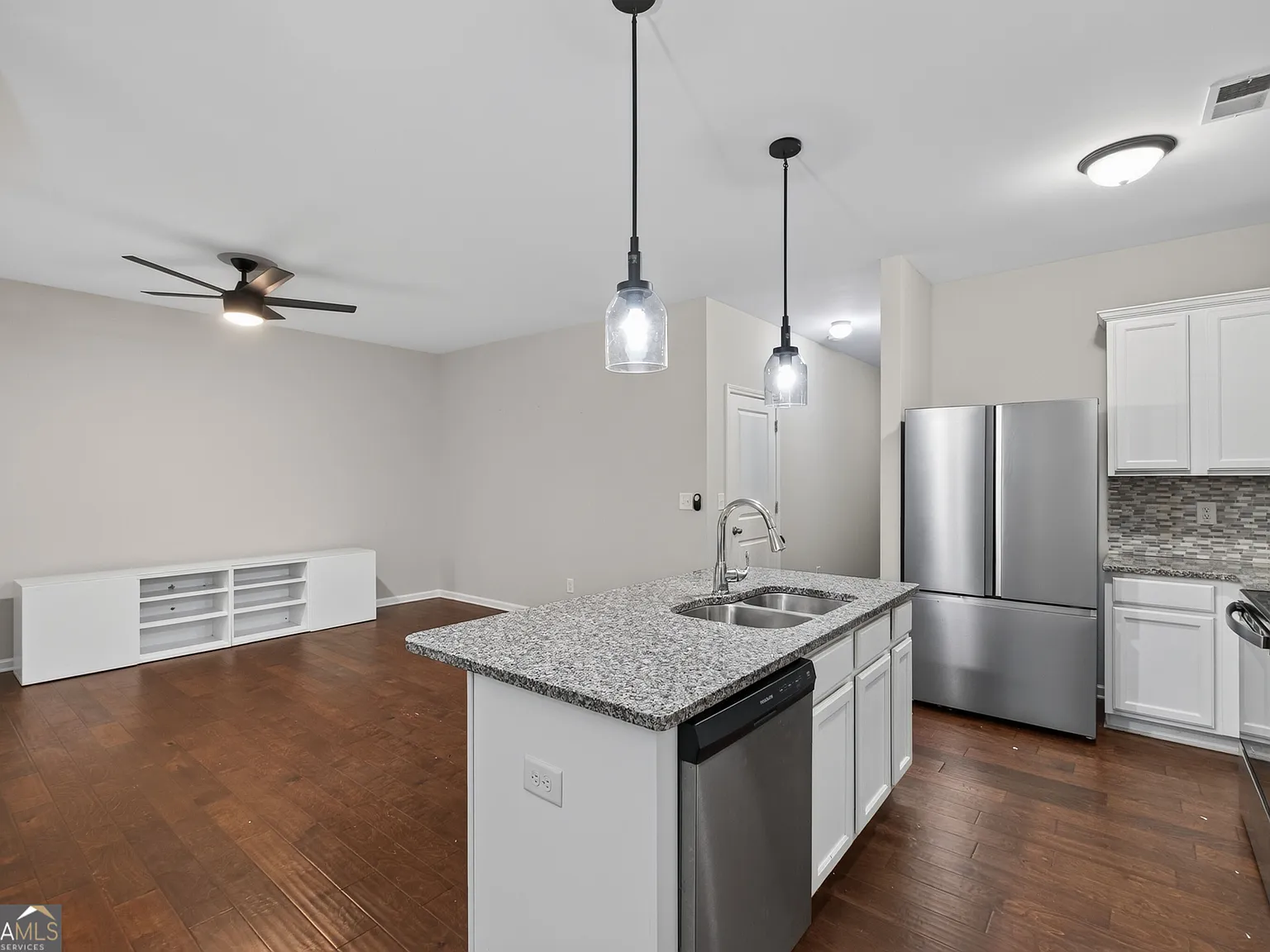 3 bed, 2.5 bath, $2,100 — Photo 4