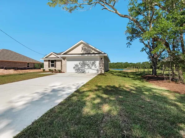 7915 Twin Lake Dr, Milton, FL 32583