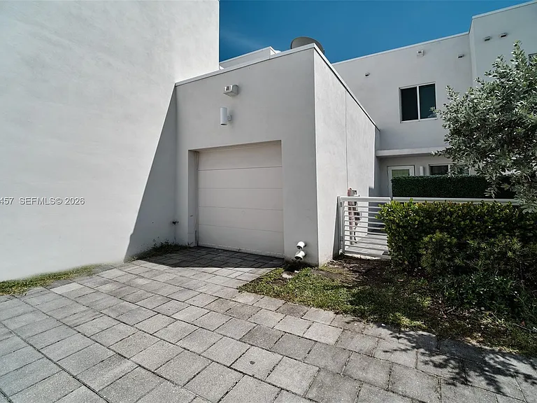 10447 NW 66th St — Photo 30
