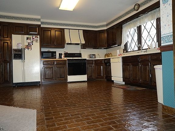 4th image of 12 Wildwood Ave