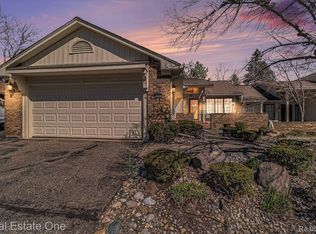 7180 Creeks Xing, West Bloomfield, MI 48322