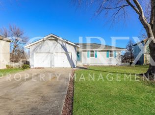 621 SE Bugle Ct, Blue Springs, MO 64014
