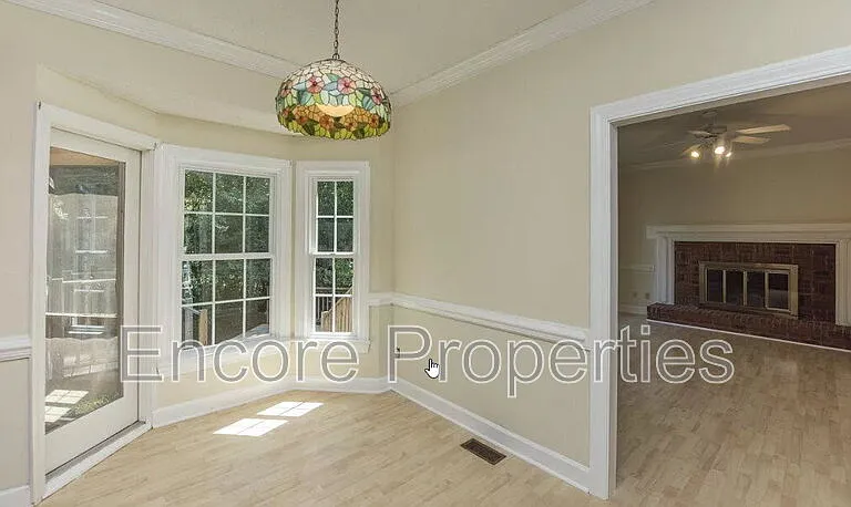 111 Whispering Pines Ct — Photo 4