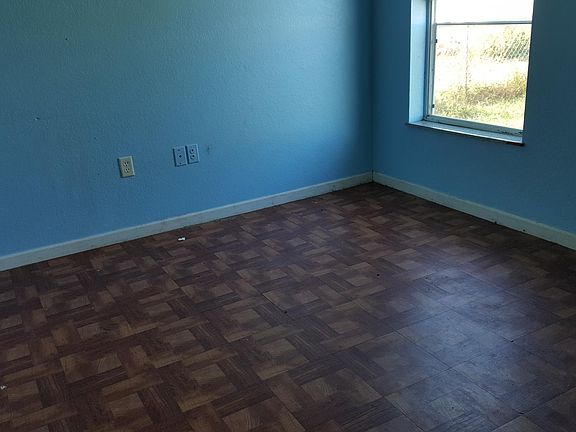 3rd image of 309 Poinsettia St
