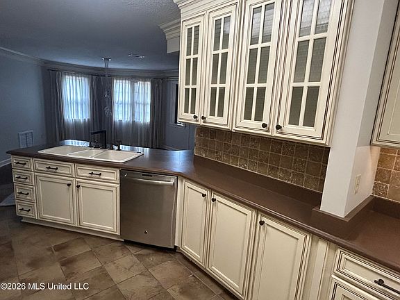 4th image of 628 Aubrey Cir S