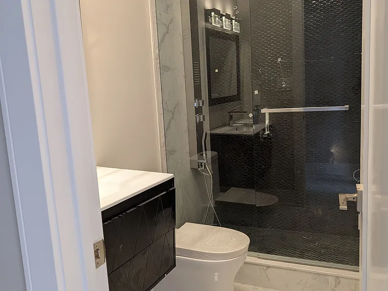 2099 Dufferin St — Photo 16