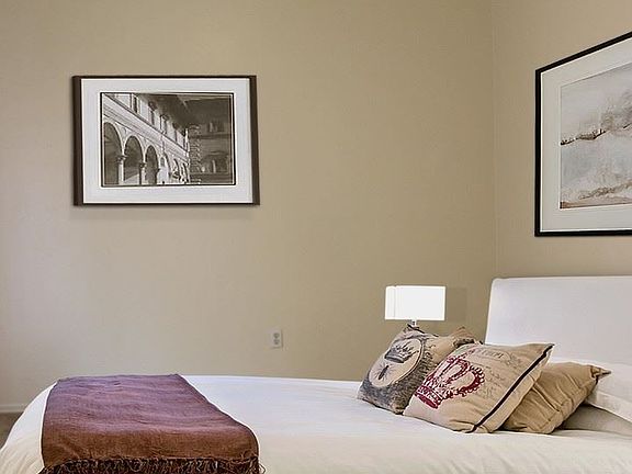 4th image of 920 E Elm St #2910677