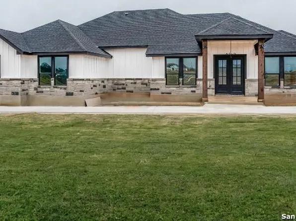 104 E Hidden Cove, Floresville, TX 78114