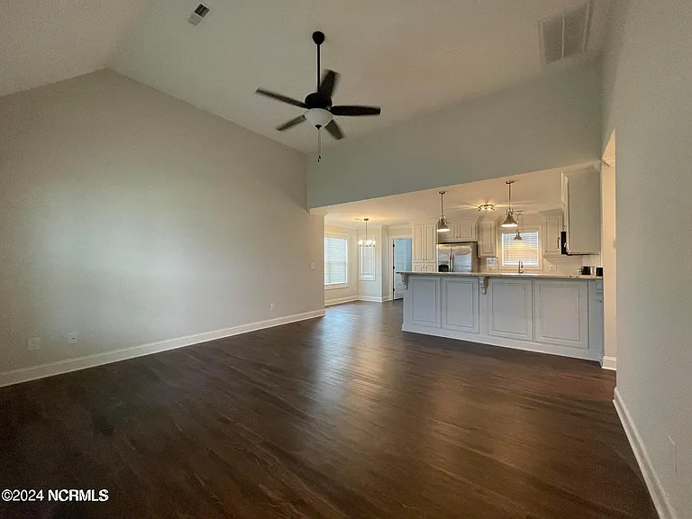 1525 Penncross Dr — Photo 4