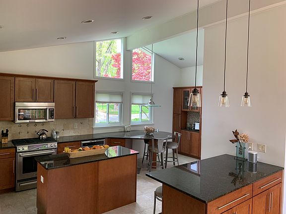 4th image of 131 Windingbrook Ln