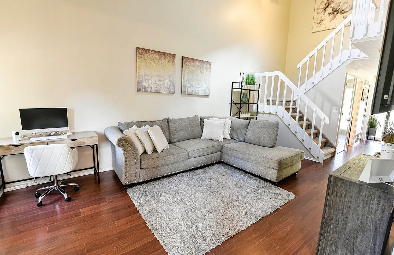 90 Copper Beech Dr — Photo 4