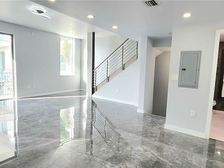 2146 Van Buren St #403 — Photo 2