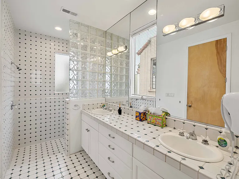 121 Marine Pl — Photo 24
