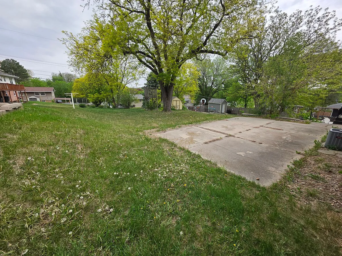 Building Photo - 906 Elm Ave