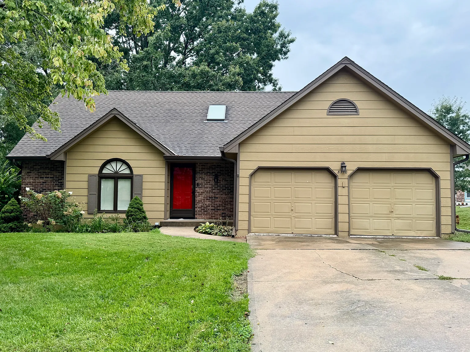 4 bed, 2325 sqft, $2,495 — Photo 1