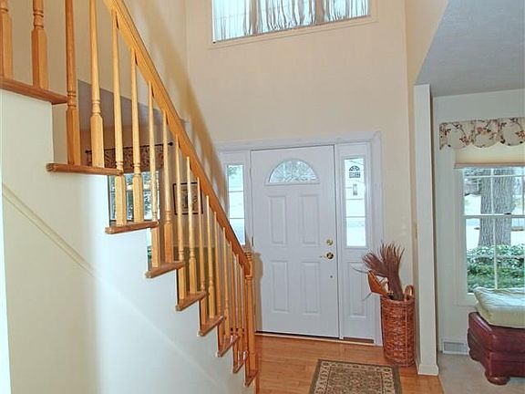 3rd image of 53 Orchardview Dr