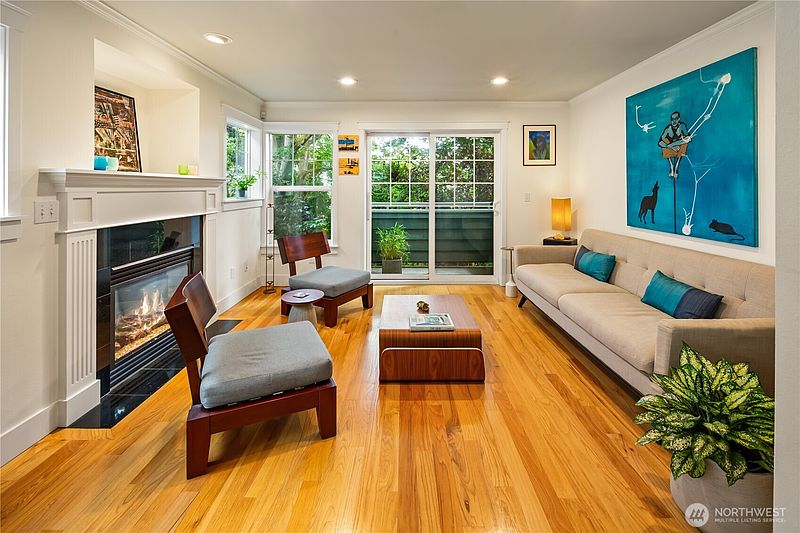 2nd image of 128 B 25th Avenue E
