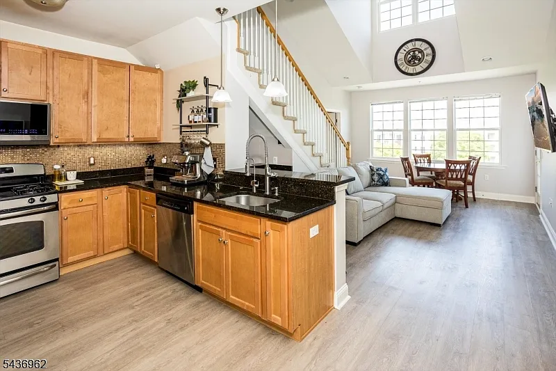 2 bed, 2.0 bath, 1202 sqft, $3,200 — Photo 2