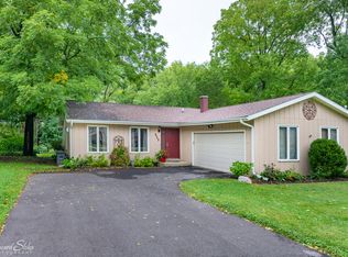 525 Blackhawk Dr, Lake In The Hills, IL 60156