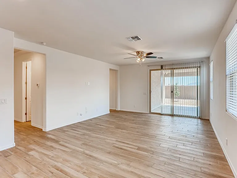 10819 W Lincoln St — Photo 8