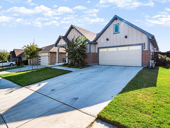 2nd image of 2220 Redwing Dr