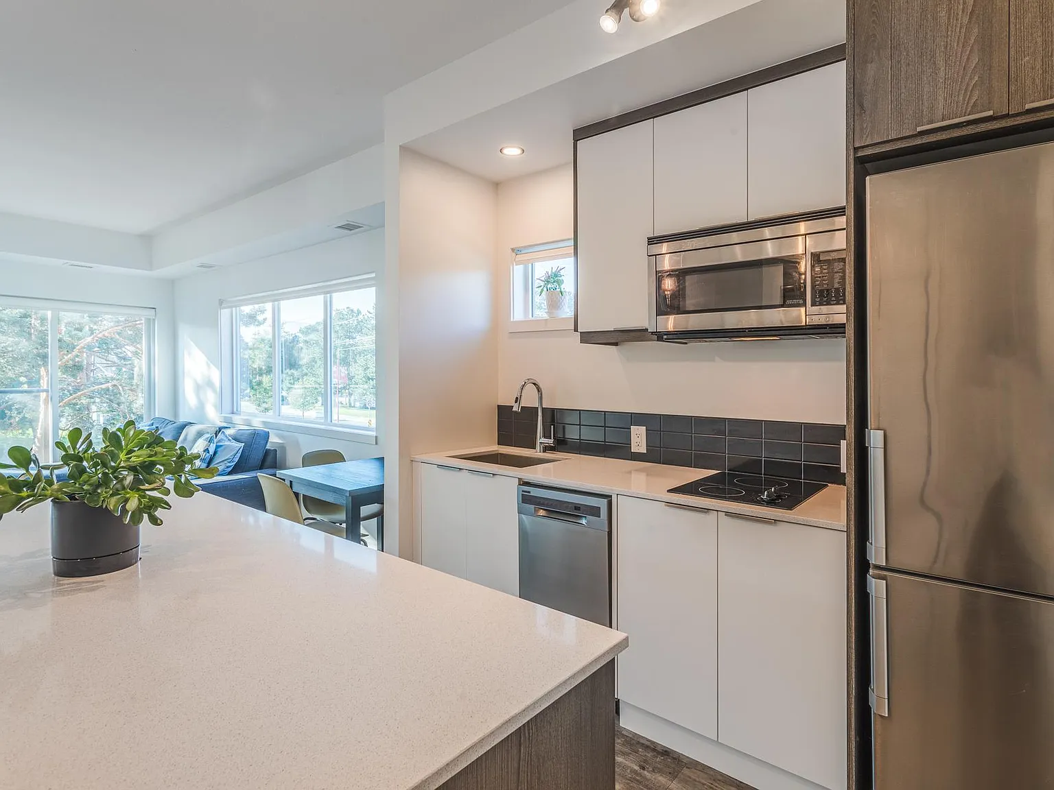 2 bed, 702 sqft, $2,150 — Photo 3
