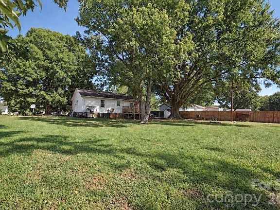 2nd image of 712 Edgehill Dr