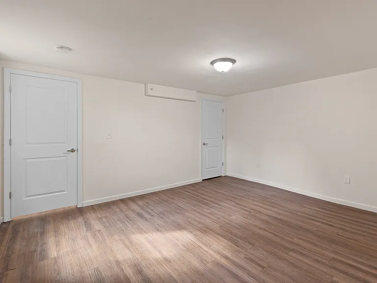212 N Clinton Ave — Photo 12