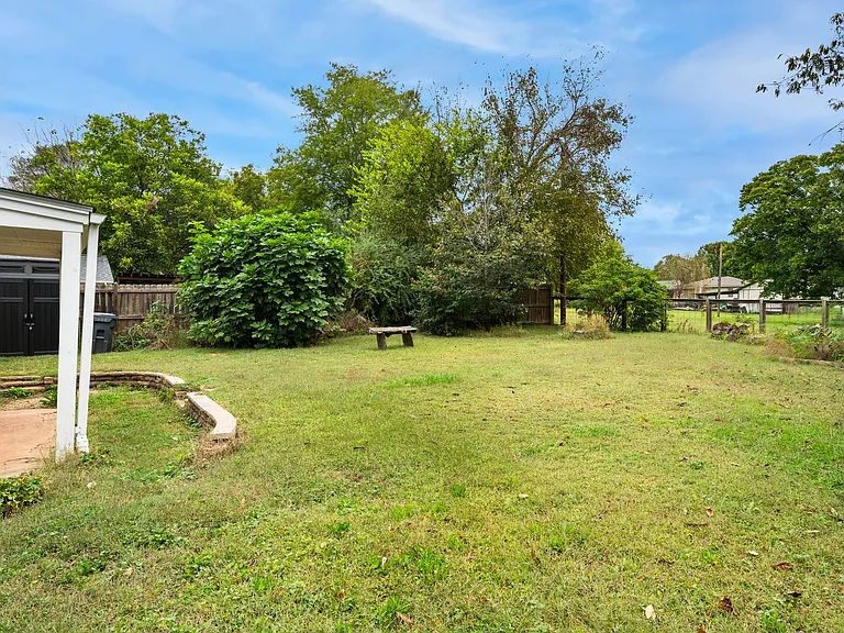 608 Lakeshore Dr — Photo 18