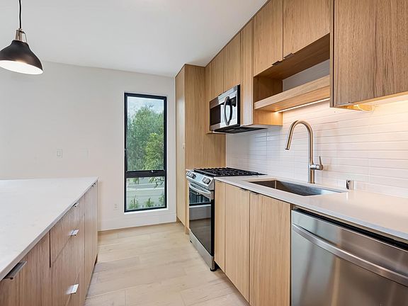 3rd image of 544 Rose Ave #1