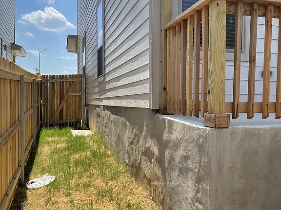 4th image of 2202 Candlewood Ln
